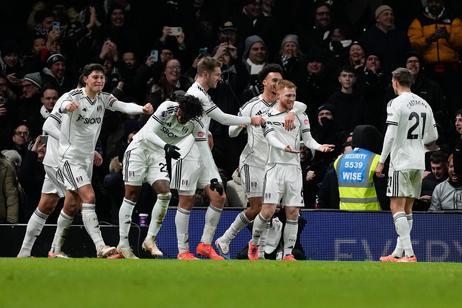 GOAL 2-2 Fulham midfielder Harrison Reed (6) gets a late equaliser during the Premier League match between Fulham and Liverpool at Craven Cottage, London, UK on 4 January 2026.